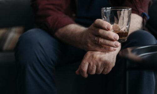 Wrocław: wysokofunkcjonujący alkoholizm staje się coraz większym problemem. Jak go rozpoznać?