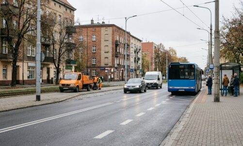 Utrudnienia w ruchu na ul. Żernickiej. Trwa usuwanie skutków kolizji