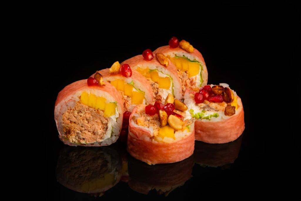 Sushi zamiast klasycznych przekąsek – rolki, które sprawdzą się na domowym spotkaniu